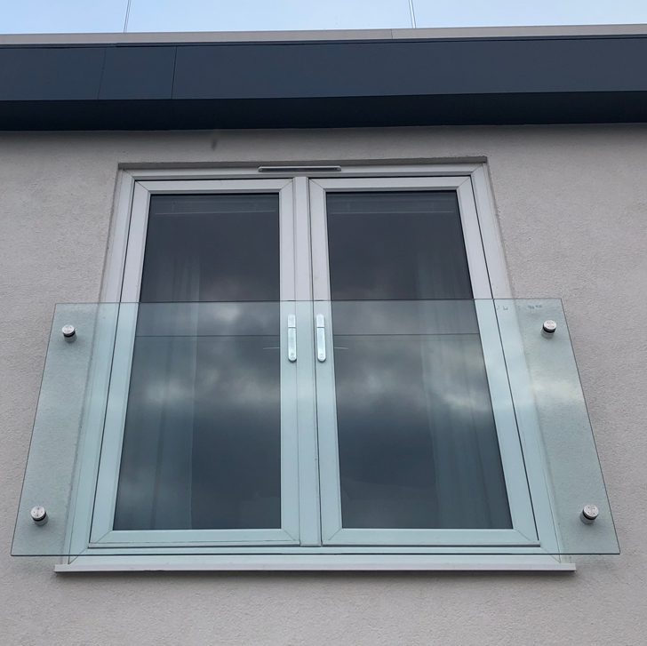 Glass button-fixed Juliet balcony