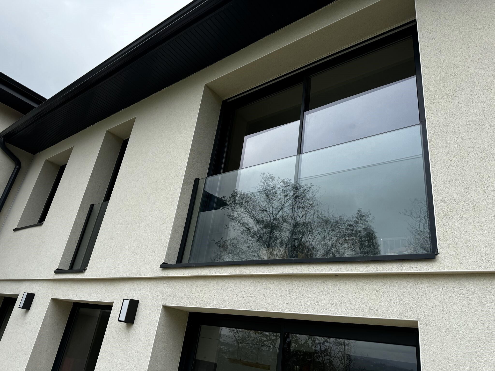 Romeo French balcony with slim aluminium side channels
